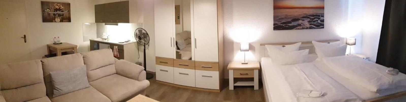 Hotel Zur Alten Stadtkellerei Leipzig Habitación foto A bedroom with a nightstand